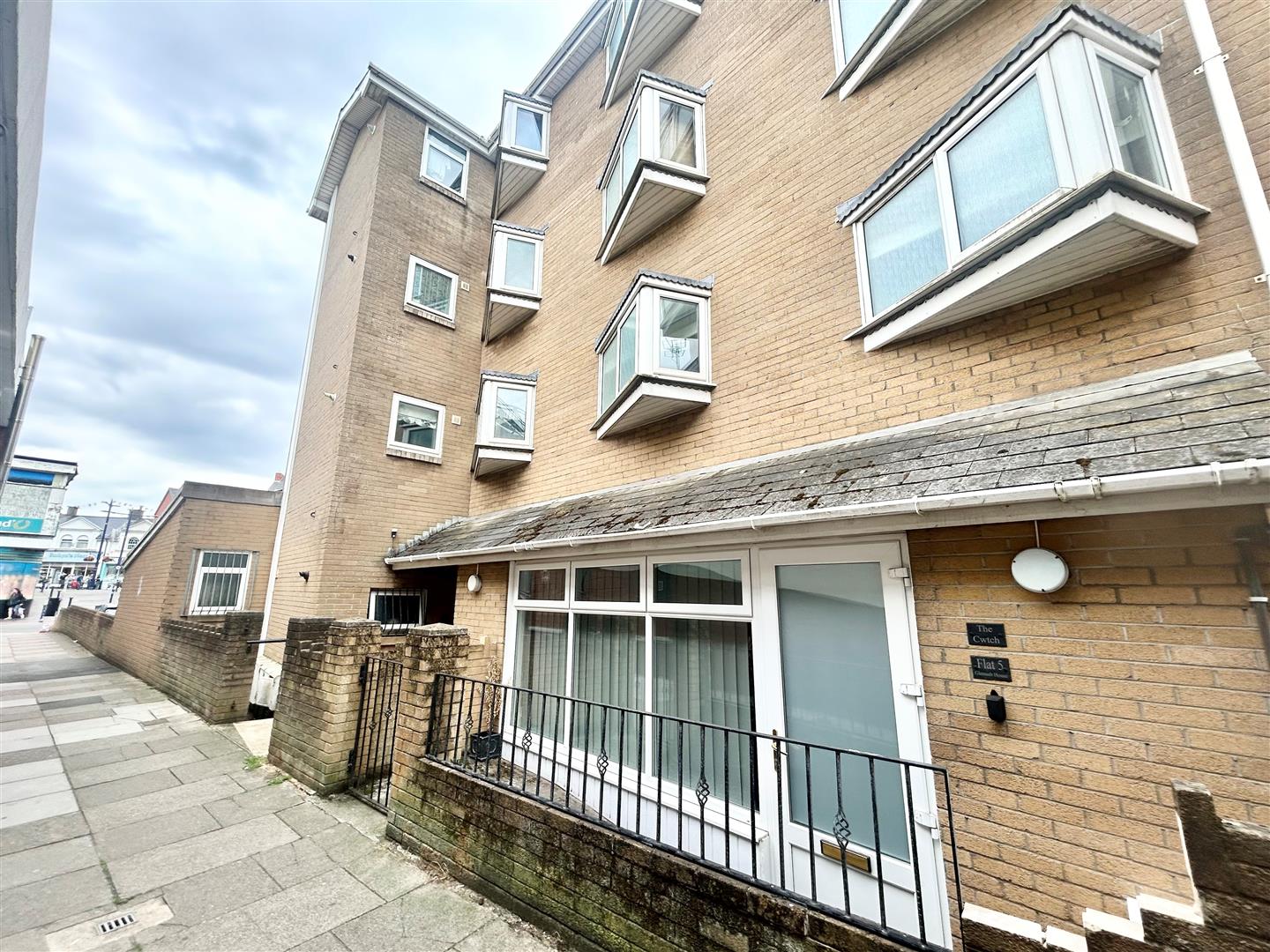 Glenaub House, Old School Road, Porthcawl, Bridgend, CF36 3AW
